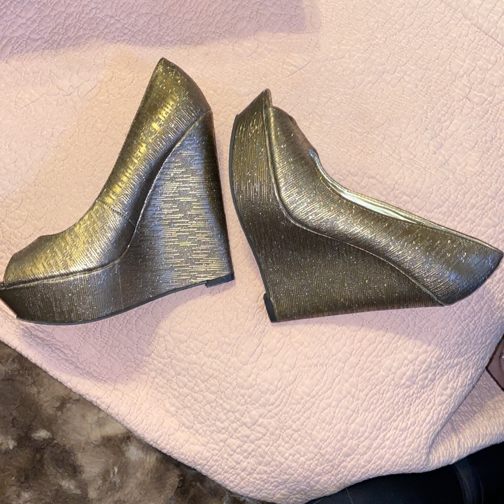 Steve Madden 7.5 platform wedge heel gold sparkle peep toe excellent condition